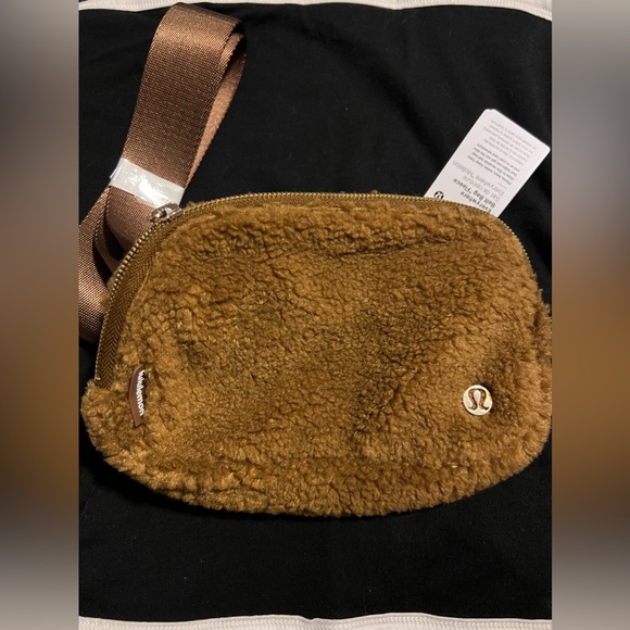 Everywhere Belt Bag 1L *Fleece - Picture 2 of 3